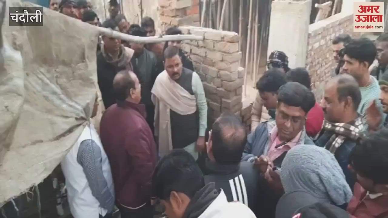 VIDEO : ruckus selection ration shop in chandauli angry villagers pelted stones vehicle sector in-charge