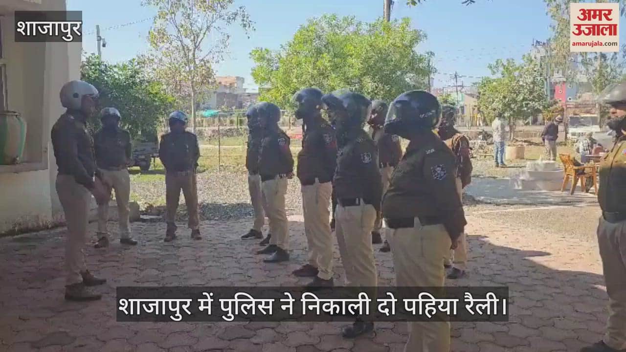 policekarmiyon ko dopahiya vahan chalate waqt helmet pahnana anivarya
