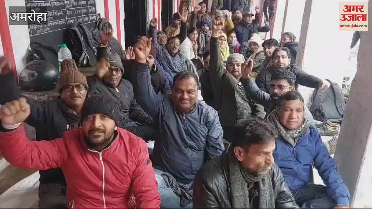VIDEO : Lekhpals staged a sit-in protest against the vigilance action and demonstrated in Amroha
