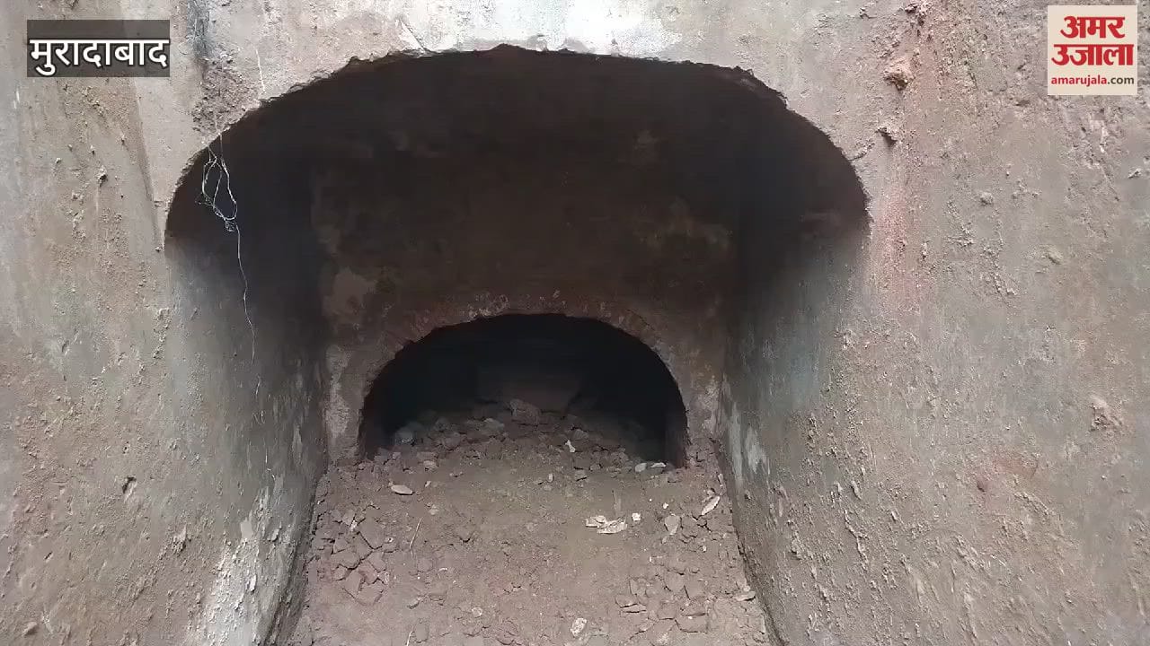 VIDEO : चंदाैसी में बावड़ी को अस्तित्व में लाने के लिए खोदाई का कार्य रहा बंद, निकाला गया मलबा