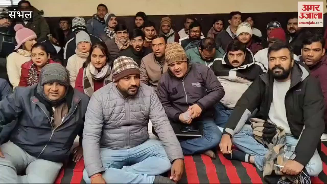 VIDEO : Lekhpals staged a sit-in and handed over a memorandum to DM, demanding a ban on the action of forced trap