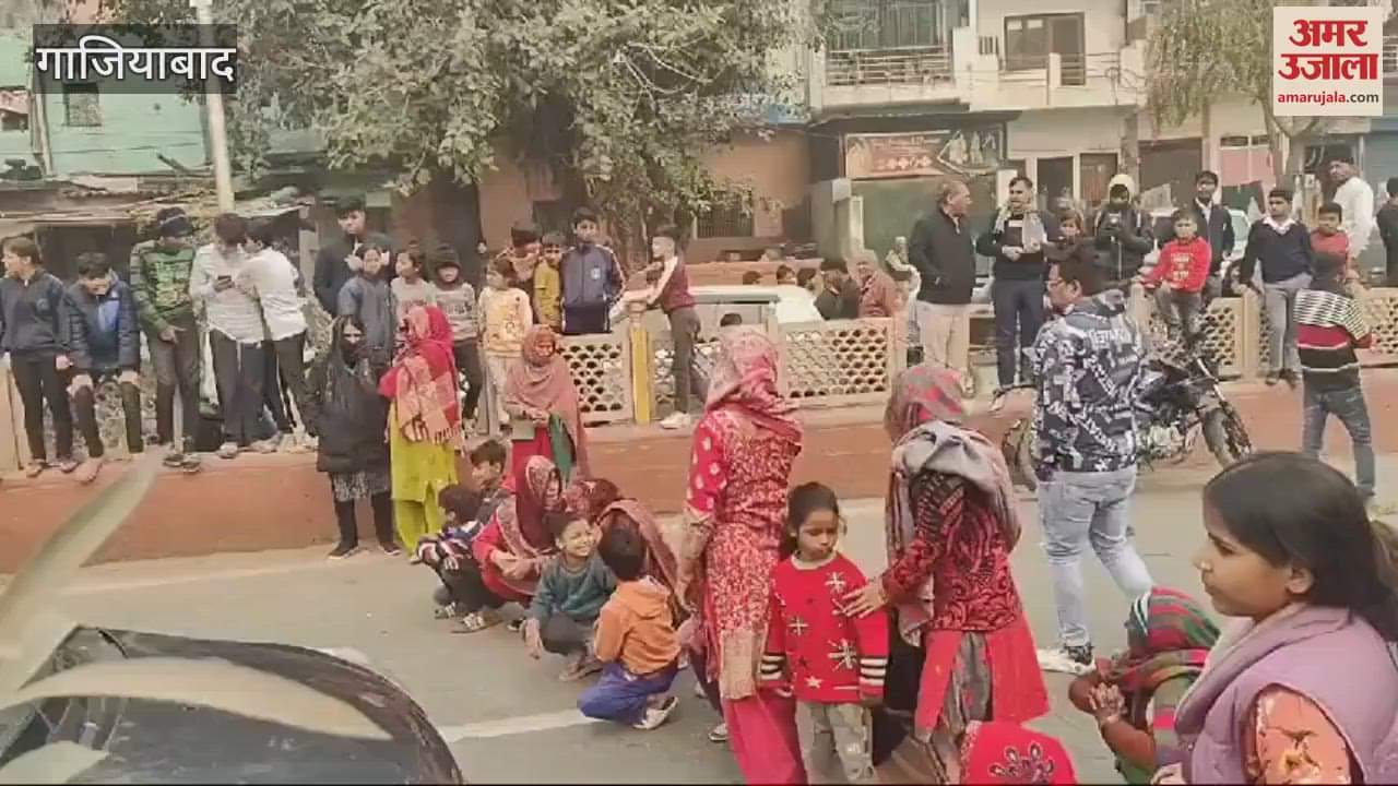 VIDEO : People on the streets over water and electricity problem in Ghaziabad