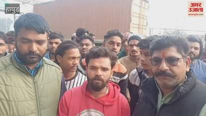 VIDEO : Workers of Hindu organizations hold cars full of animal meat commotion in Hapur