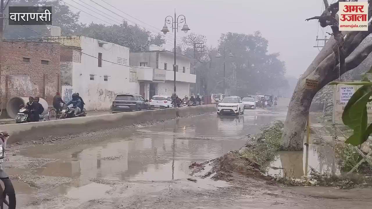 VIDEO : Waterlogging on roads without rain condition in Banaras pedestrians changing route