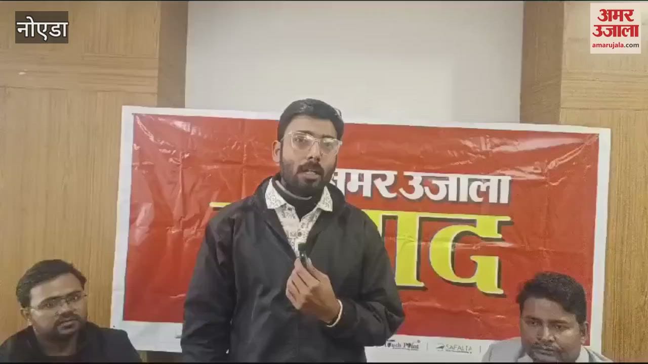 VIDEO : there is jam outside society due to illegal shops and arbitrariness of cab drivers In Greater Noida