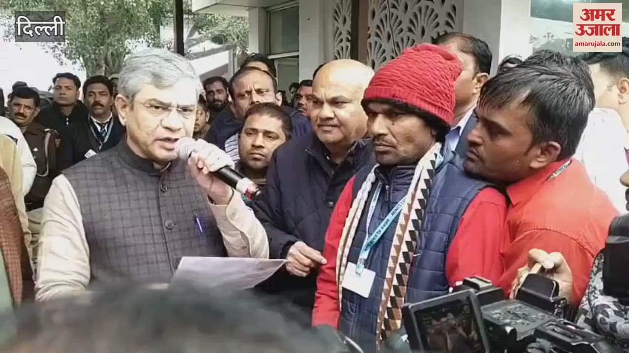 VIDEO : Union Railway Minister meets porters and auto cab drivers in Delhi