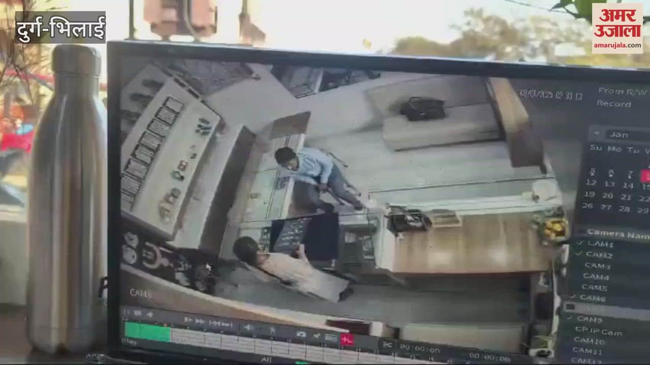 VIDEO : A thief ran away from Durg in Chhattisgarh wearing gold rings on all ten fingers