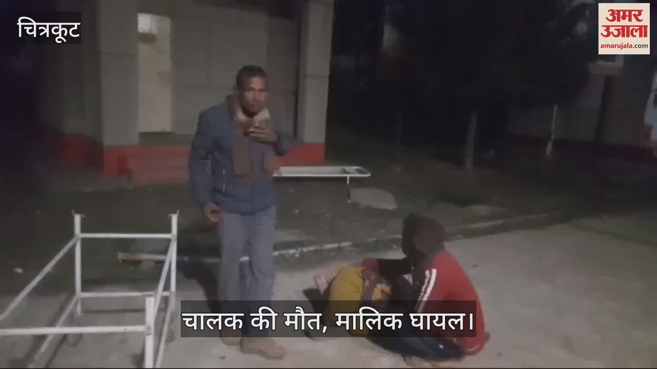 VIDEO : Tractor-trolley loaded with iron rods overturned on the highway