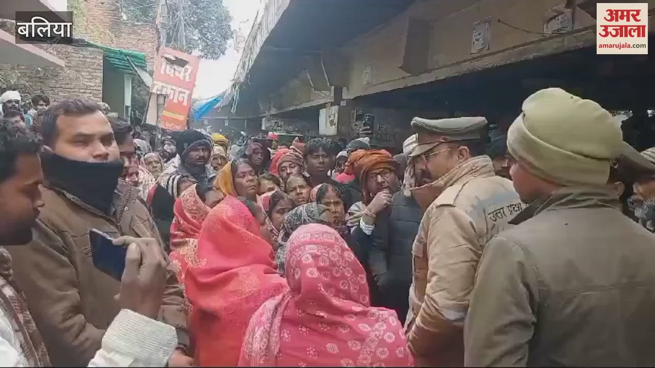 VIDEO : Vegetable vendors protested in ballia adamant setting shops police listened