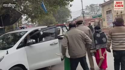 VIDEO : Unique honor who not follow traffic rules in Ghazipur garlanded for no helmet