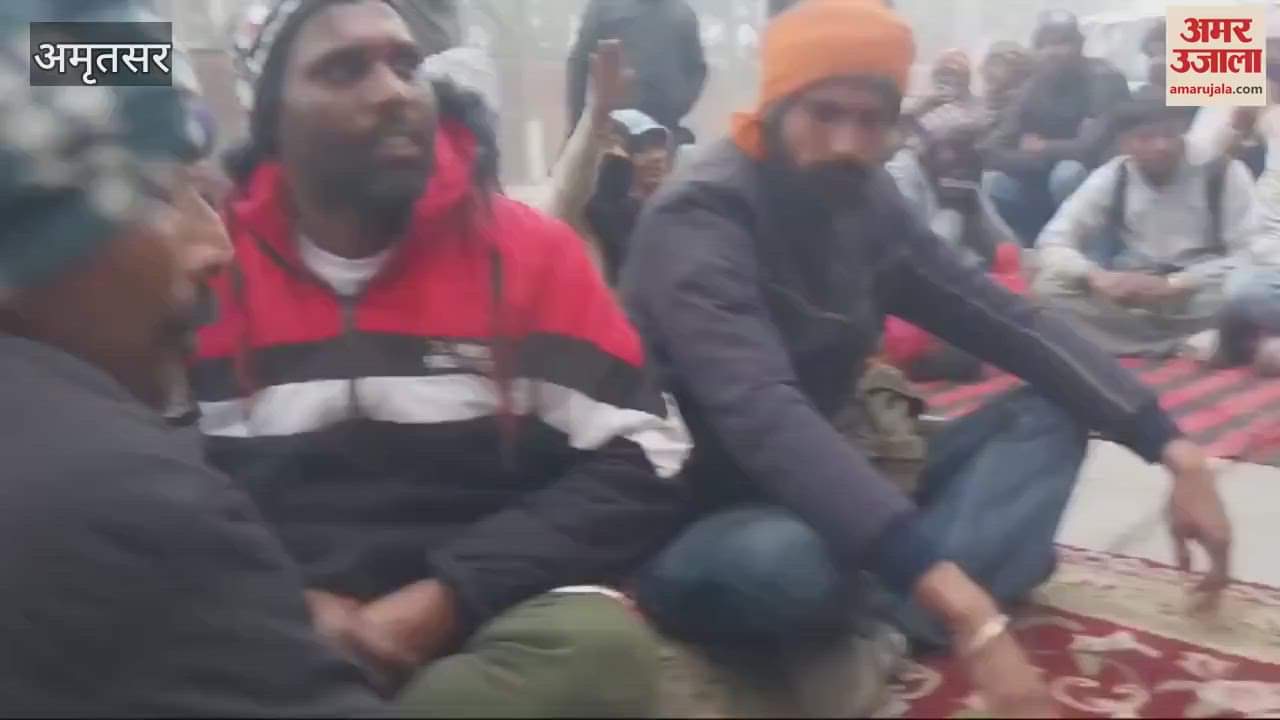 VIDEO : Workers sit on dharna outside Municipal Improvement Trust in Amritsar