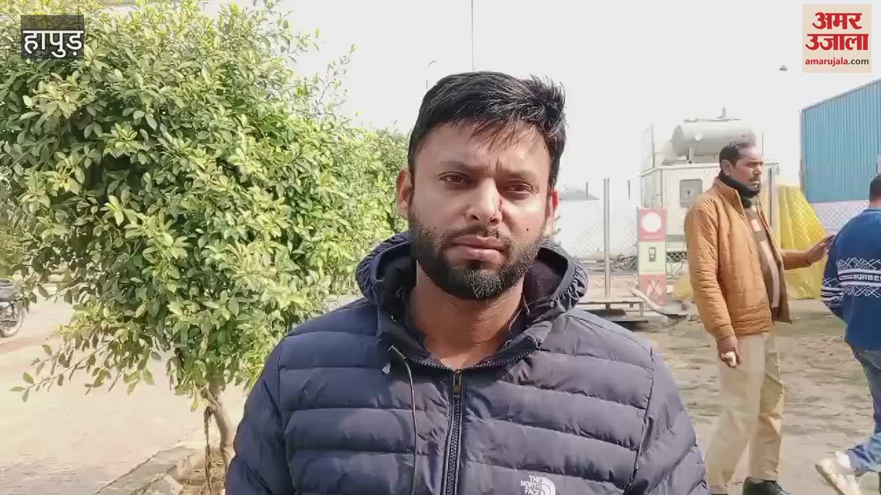 VIDEO : Doctor going to hospital by car attacked in Hapur