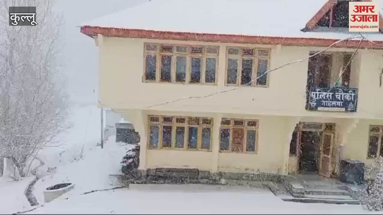 VIDEO : Life affected due to snowfall in Lahaul two HRTC buses stuck in Banjar