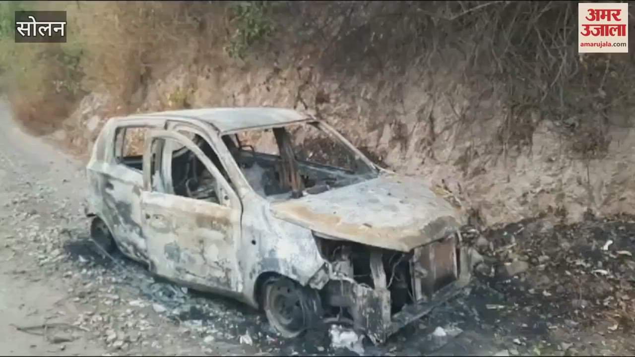 VIDEO : High voltage wire fell on a moving car and it caught fire