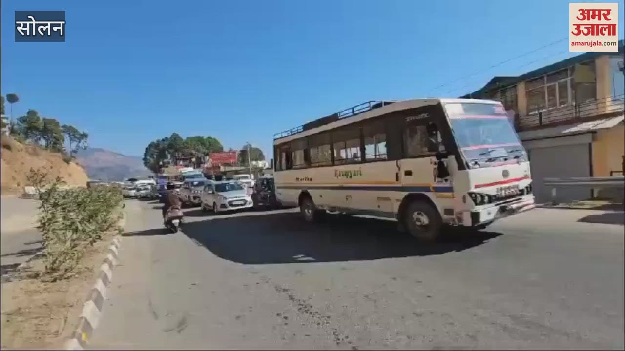 VIDEO : Car-jeep collides in Salogra long traffic jam