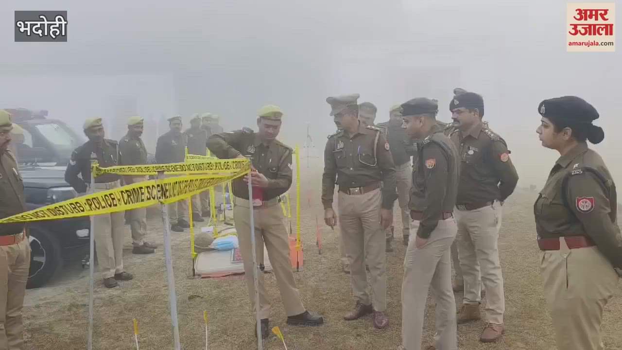 VIDEO : newly arrived SP abhimanyu tilak Bhadohi took salute parade inspected gave instructions