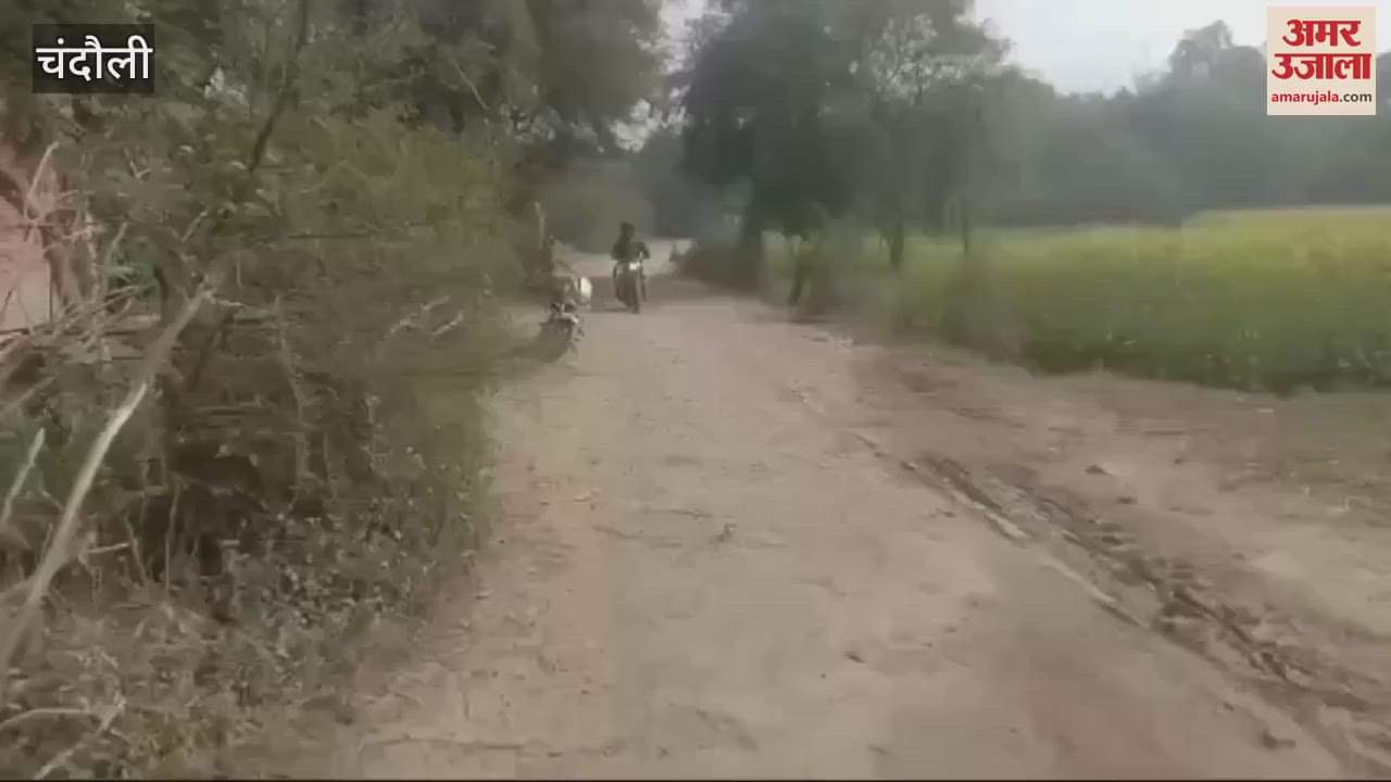 VIDEO : water on road of Chandauli without rain leakage pipe of Jal Nigam people are troubled