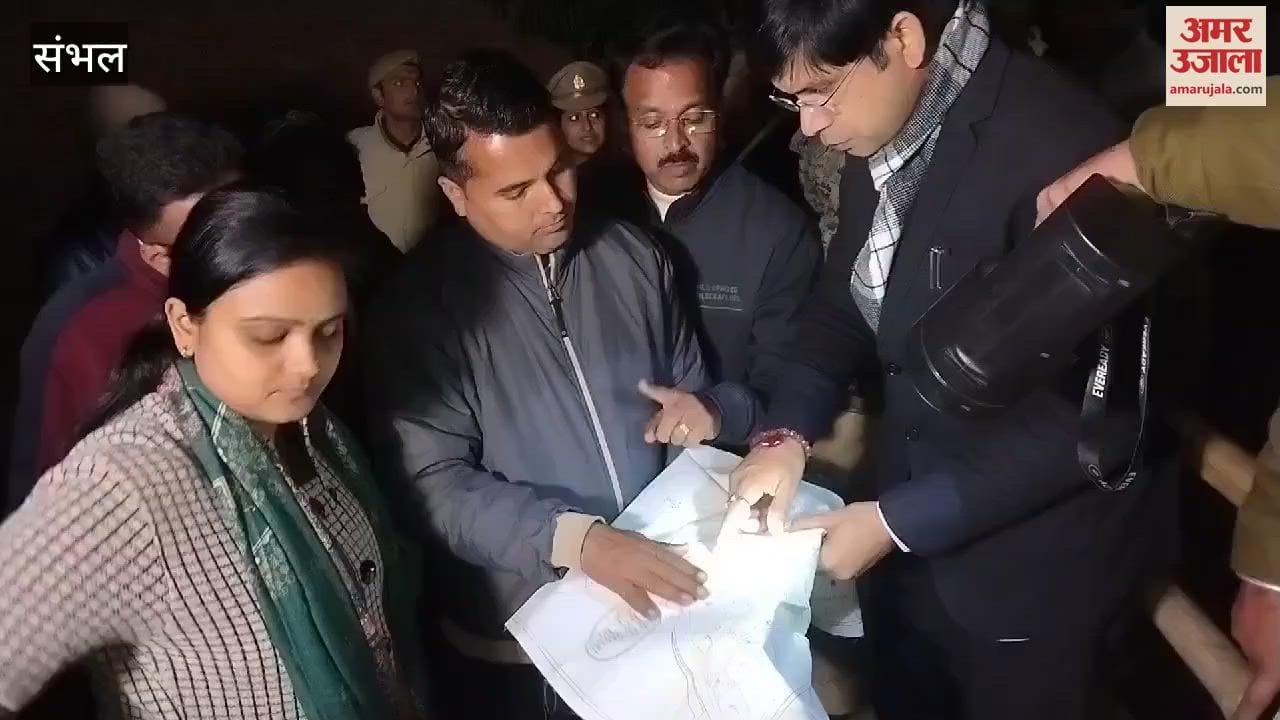 VIDEO : notice was pasted on the house which came under the influence of the stepwell in Chandausi, it was vacated within an hour