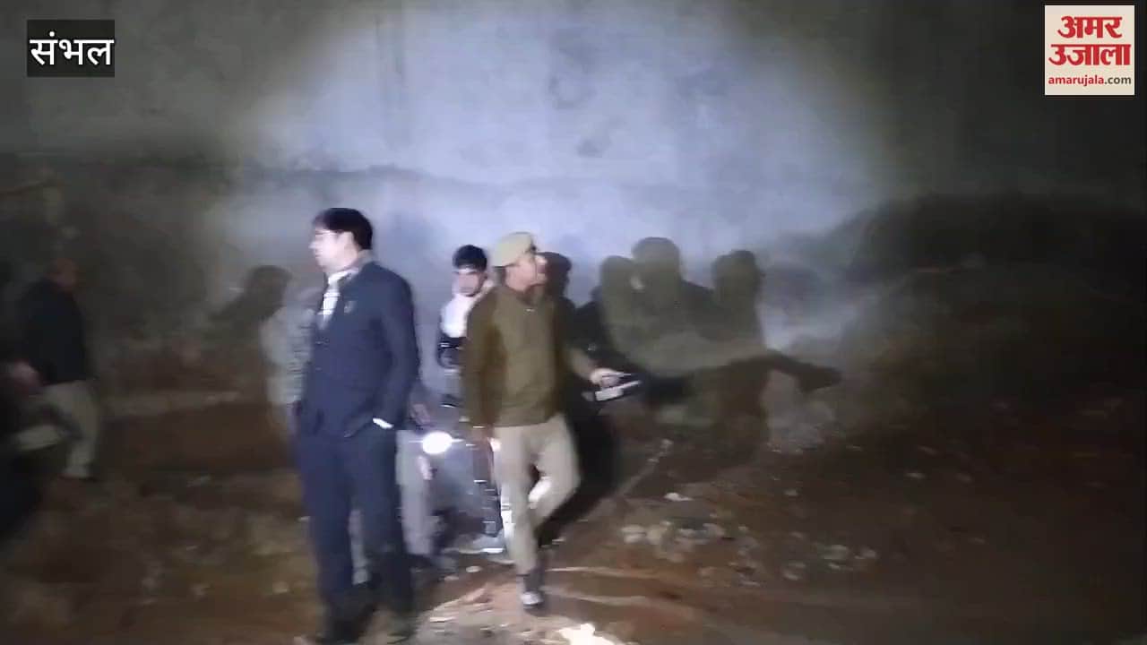 VIDEO : DM inspected Chandausi Bawdi, expressed displeasure with EO, warned if work is not completed