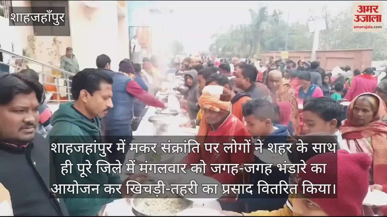 हनुमत धाम पर प्रसाद वितरित करते वित्तमंत्री सुरेश कुमार खन्ना व अन्य