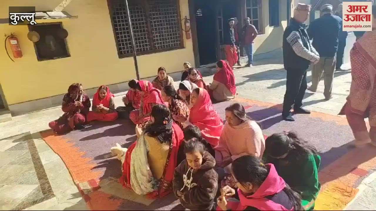VIDEO : On the occasion of Makar Sankranti devotees enjoyed Khichdi in the temple of Lord Raghunath