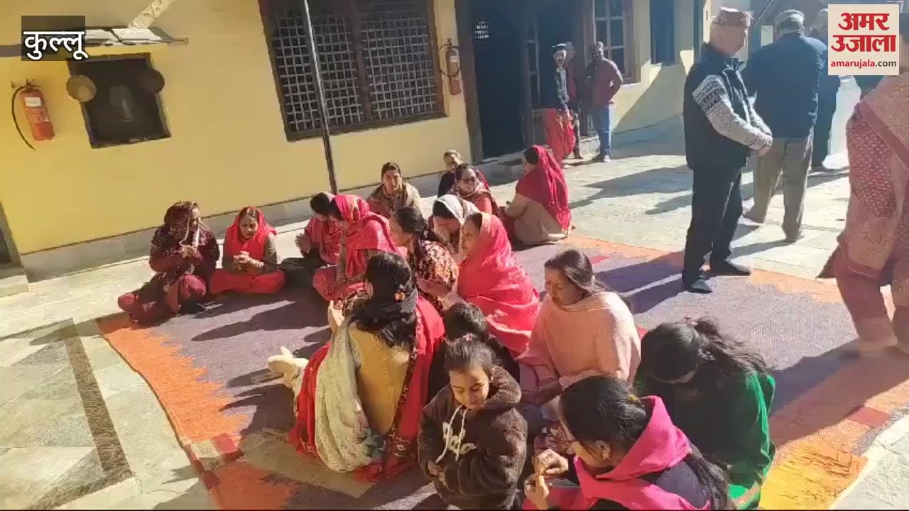VIDEO : On the occasion of Makar Sankranti devotees enjoyed Khichdi in the temple of Lord Raghunath