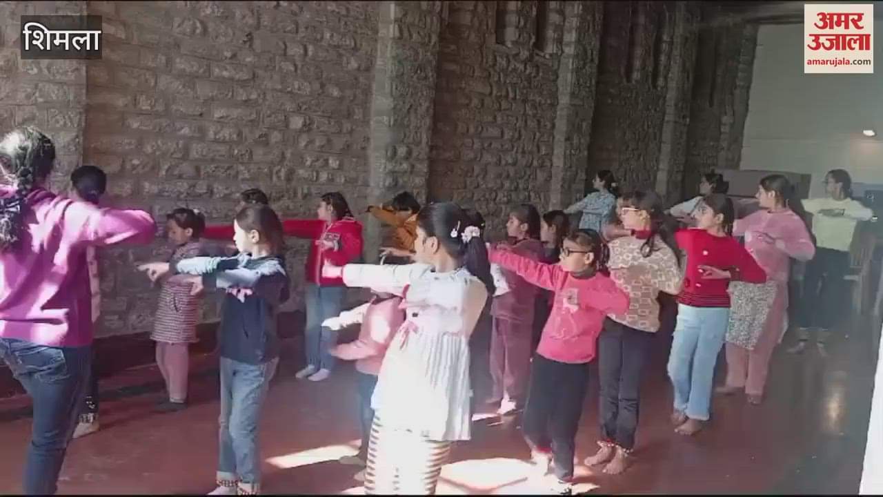 VIDEO : Girls are taking training of Teen Taal in hobby classes