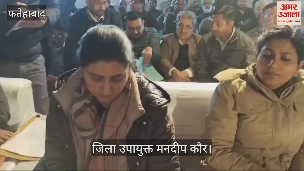 VIDEO : Fatehabad DC and SP reached village Bharpur on night stay, listened to people's problems
