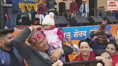 VIDEO : Dhiyaan Di Lohri celebrated in Phagwara, former minister Vijay Sampla danced