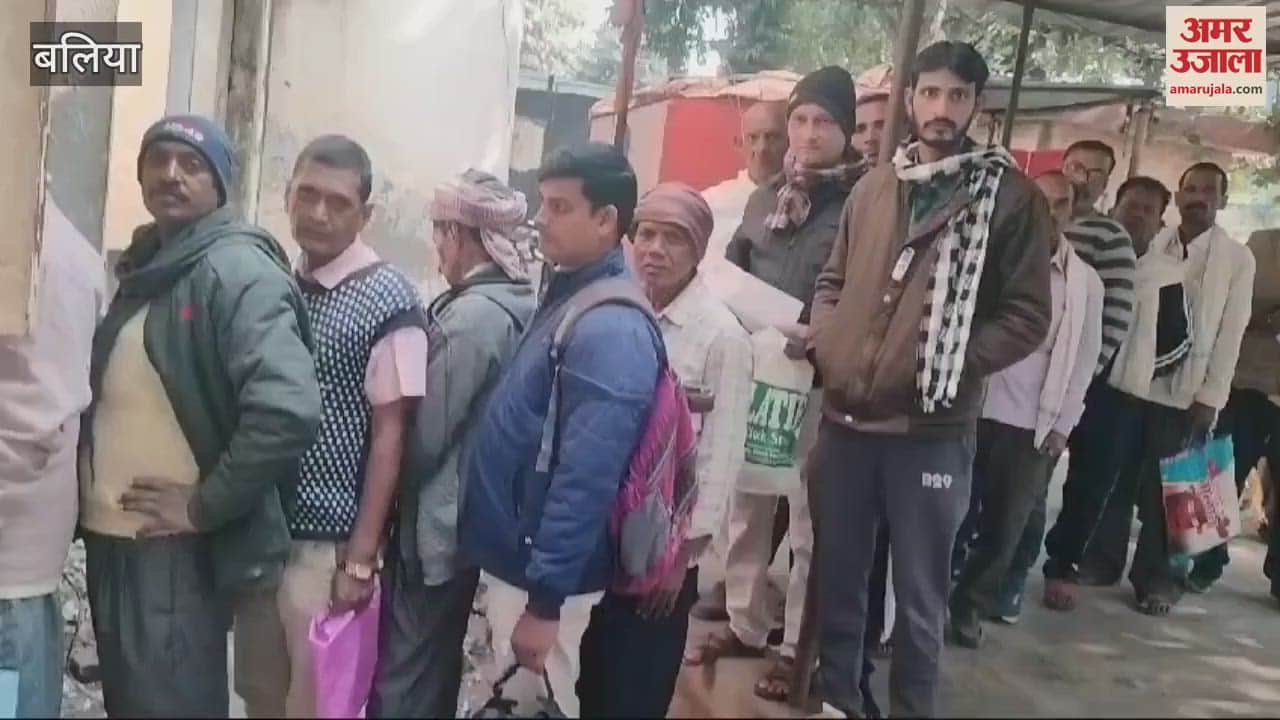 VIDEO : Consumers created ruckus in SDO office ballia accused making bills without meter reading