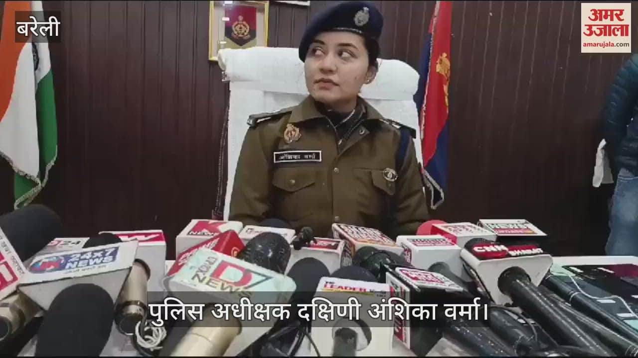 व्यक्ति को फोन सौंपतीं एसपी दक्षिणी अंशिका वर्मा