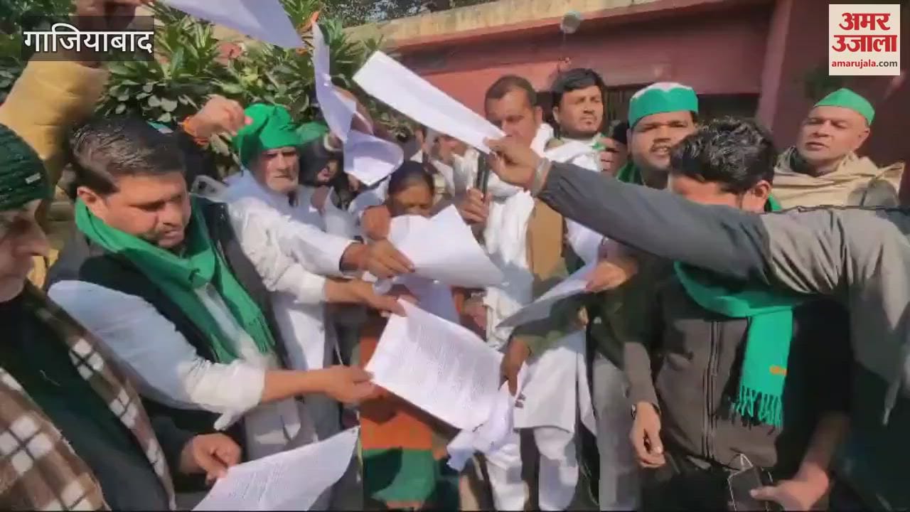 VIDEO : Farmers burnt copies of the draft in Ghaziabad calling it a black law
