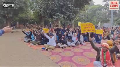 VIDEO : Contracted employees protest at Rohtak PGI for inclusion in HKRN, shout slogans against administration