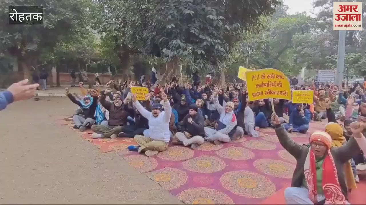 VIDEO : Contracted employees protest at Rohtak PGI for inclusion in HKRN, shout slogans against administration