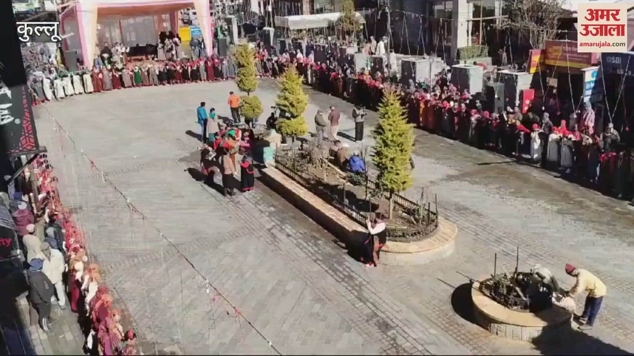 VIDEO : Hundreds of women performed group dance on Mall Road in Manali rehearsal of Mahanati was done