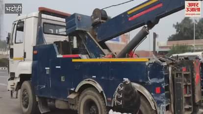 VIDEO : Road Accident Car collides truck two passengers Maha Kumbh injured people rushed spot