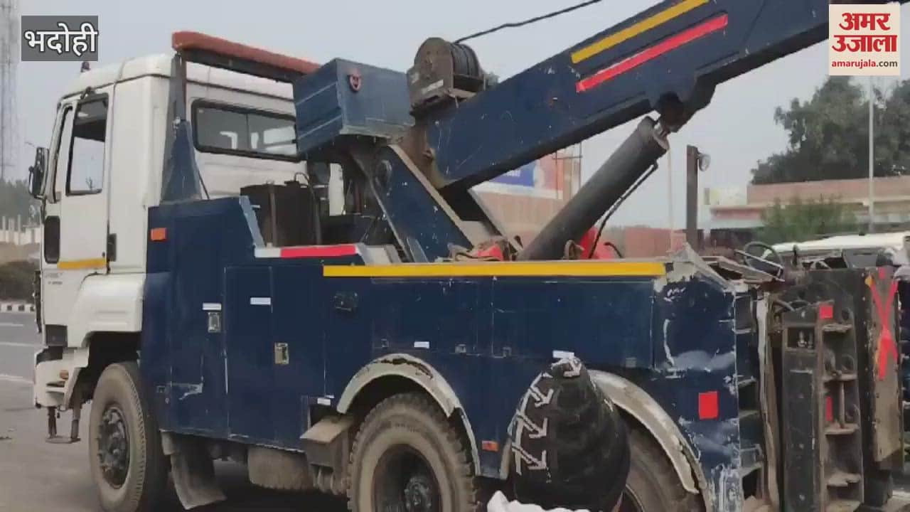 VIDEO : Road Accident Car collides truck two passengers Maha Kumbh injured people rushed spot