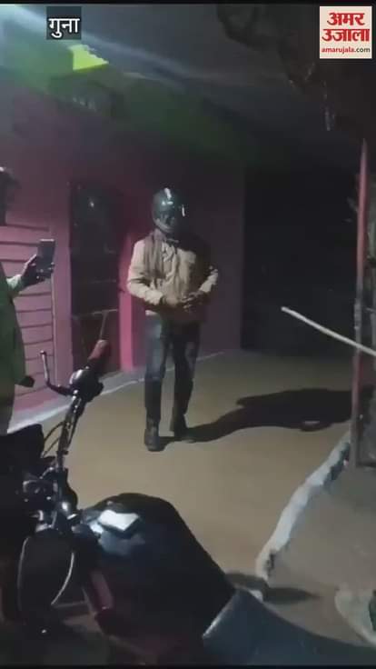 The thief came wearing a helmet to steal on a bike, and was caught by the youth playing PUBG at midnight...