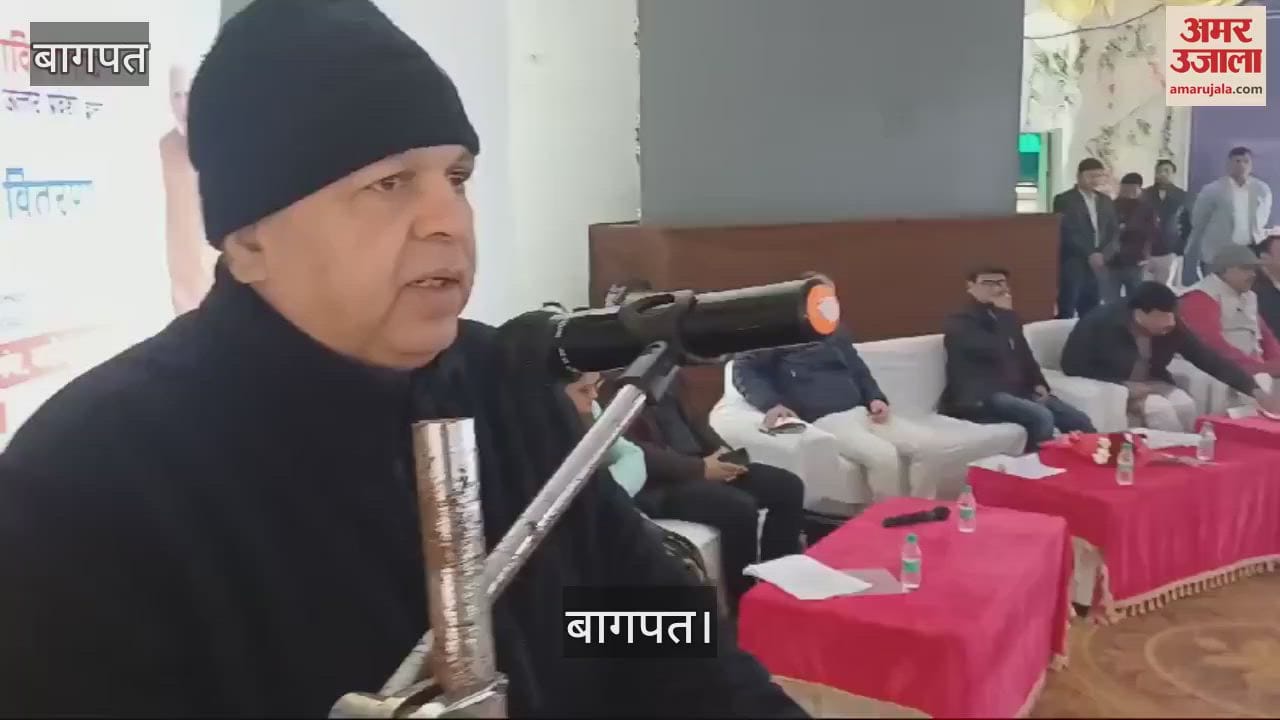 VIDEO : revenue personnel and block personnel distributed ownership cards (Gharauni) to the villagers In Baghpat
