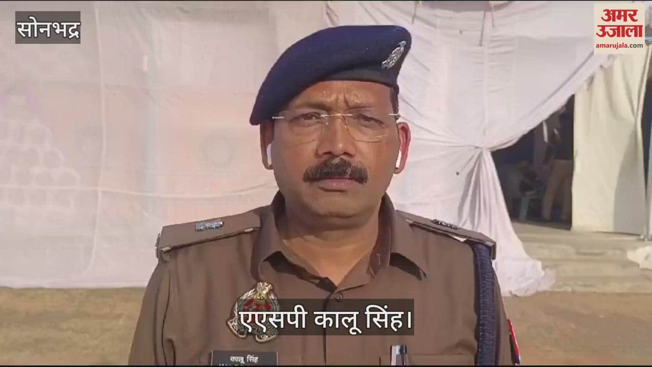 VIDEO : Video viral of constable beating youth in front of police station in sonbhadra