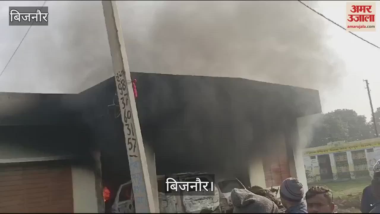 VIDEO : massive fire broke out in the Panchayat house in Bijnor's Noorpur due to a short circuit, two cars burnt