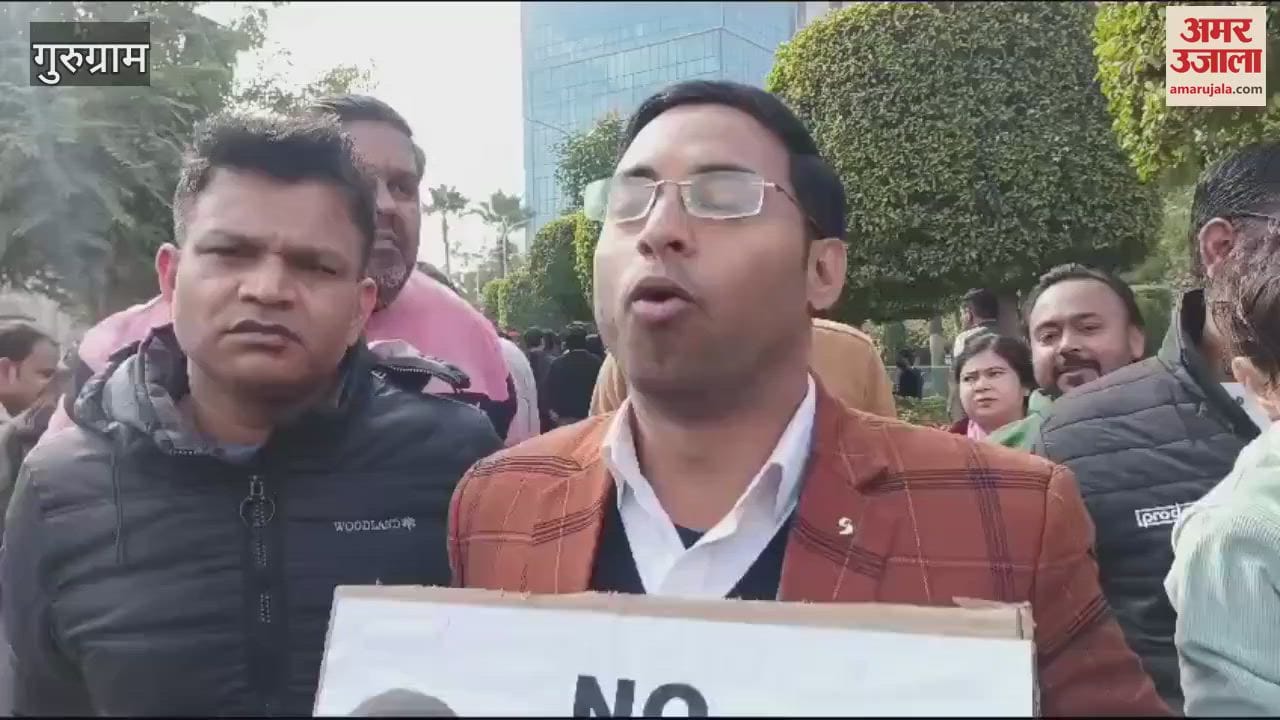VIDEO : Signature Global Society people protested against the builder in Gurugram