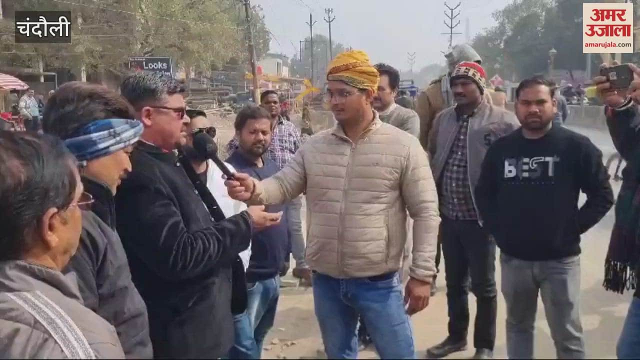 VIDEO : leaflet handed over demanding build six lanes instead four lanes citizens met XEN of PWD