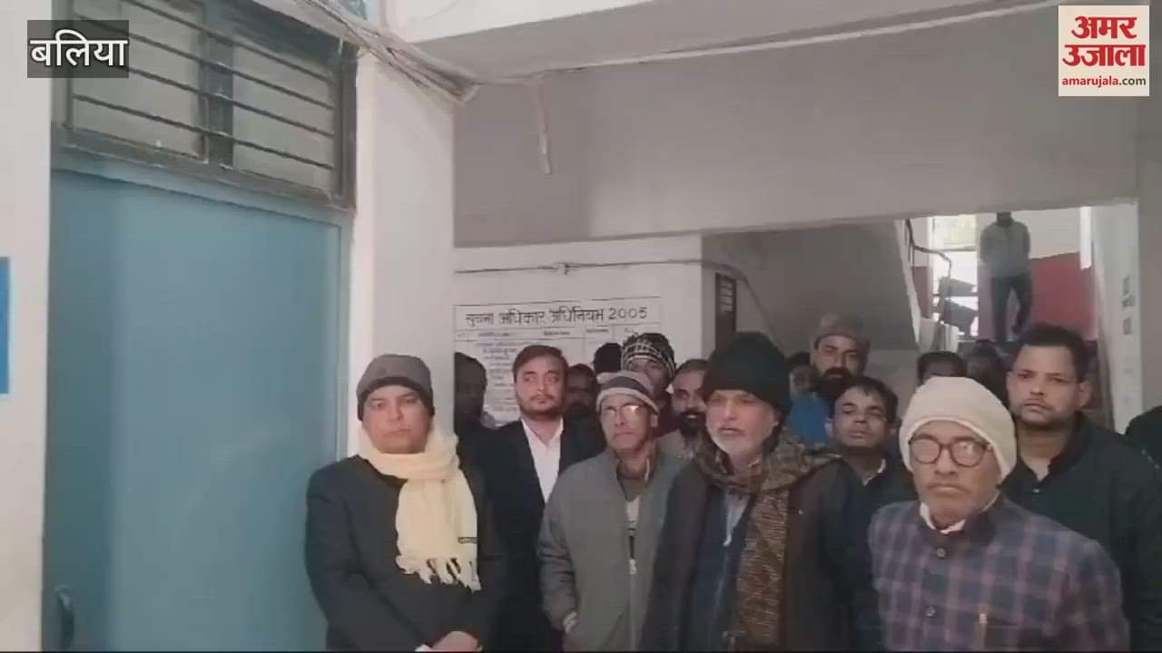 VIDEO : lock hanging on court room in ballia advocates created ruckus accused Naib Tehsildar