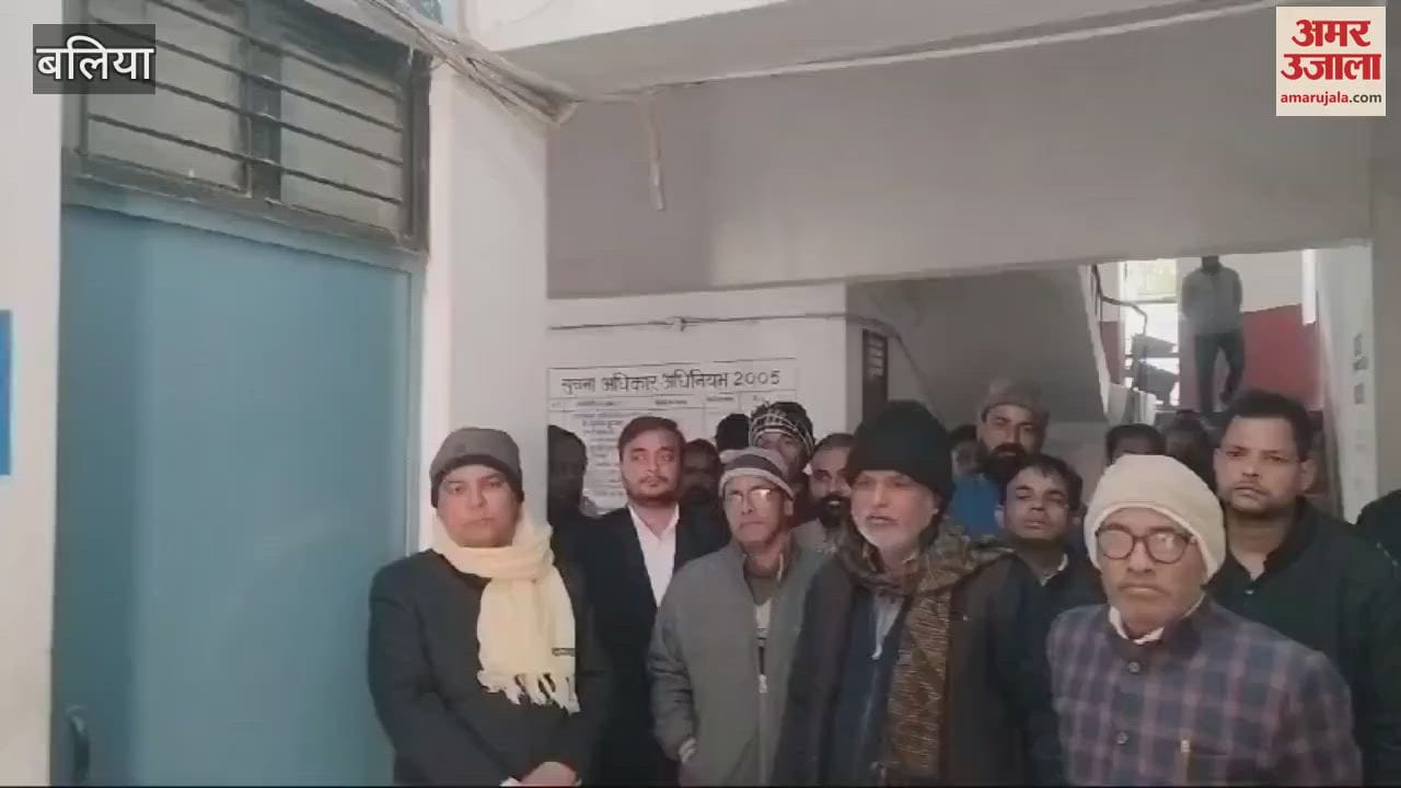 VIDEO : lock hanging on court room in ballia advocates created ruckus accused Naib Tehsildar