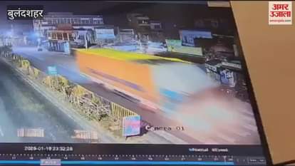 VIDEO : a speeding truck coming in wrong direction hit a bus 17 passengers injured In Bulandshahr