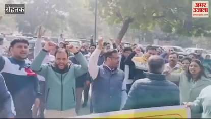 VIDEO : Rohtak: Patwaris angry at being declared corrupt without departmental investigation, submit memorandum