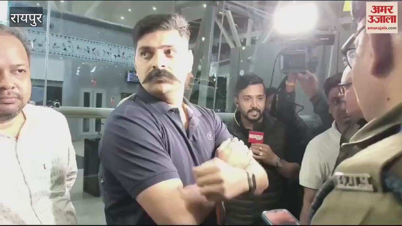 VIDEO : Mumbai Police reached Raipur Airport left for Durg