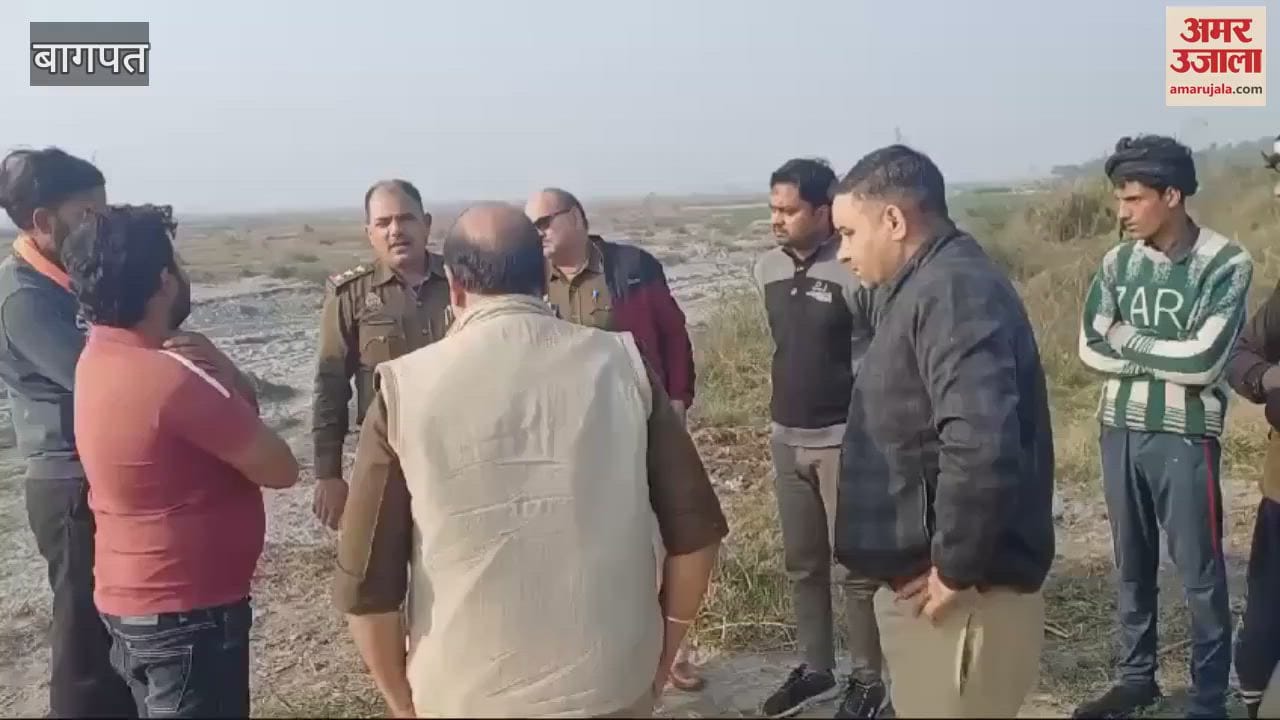 VIDEO : Two youths caught digging in Yamuna Khadar of Baghpat