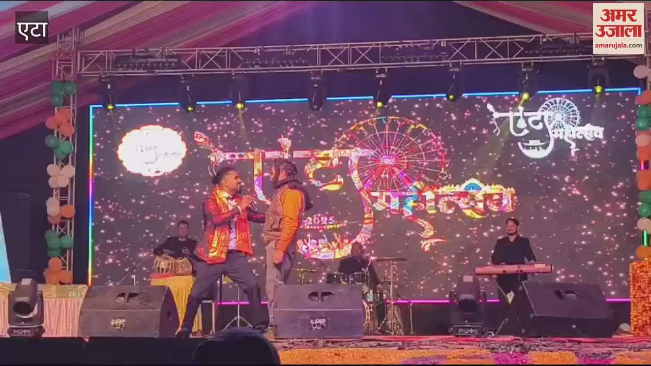 VIDEO : Comedians performance in front of audience at Etah Mahotsav